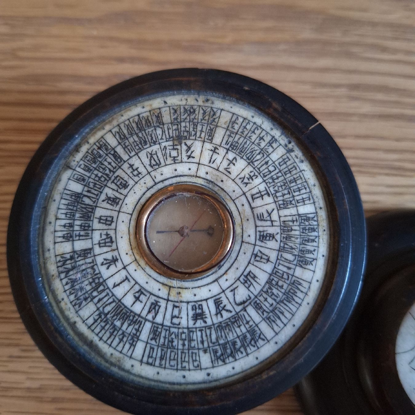 Tutte le decorazioni: Versand möglich.  Asiatische Deko, wahrscheinlich Kompass – Usato da Winterthur venduto da Goldpipau 4