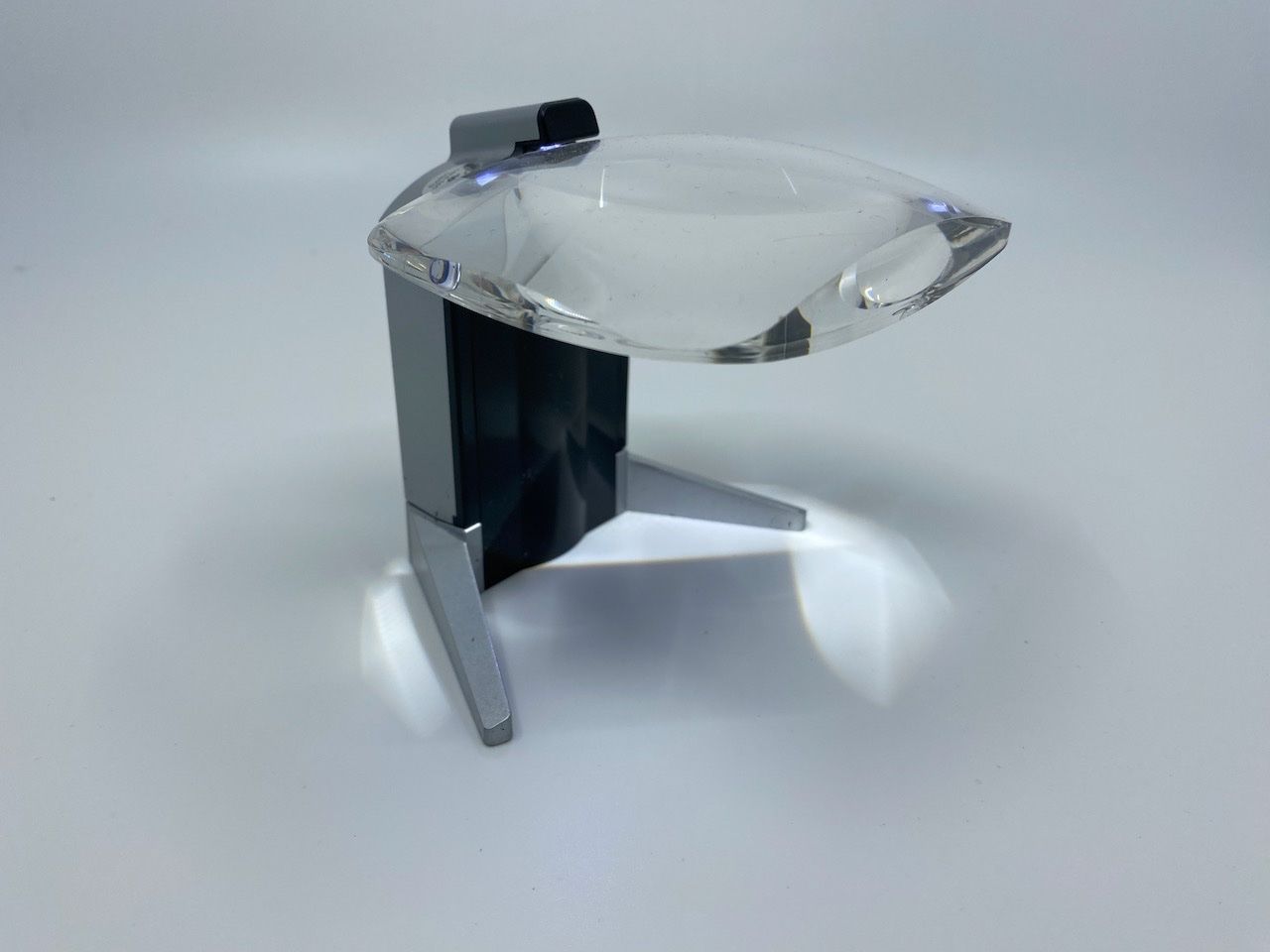 Eschenbach Altro per Ottica: Eschenbach Standlupe mit Licht, 2.8x / 7D / 200 – Usato da Visp venduto da Zeno7