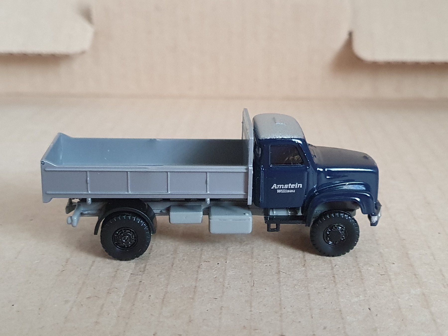 Saurer Modellini d'auto: SAURER. 330 DN 4X4. 1:87.CH. – Nuovo e nell'imballaggio originale da Romanel-s-Lausanne venduto da Bidule01 1