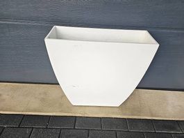 grosser Pflanztopf, Blumenkübel in weiss