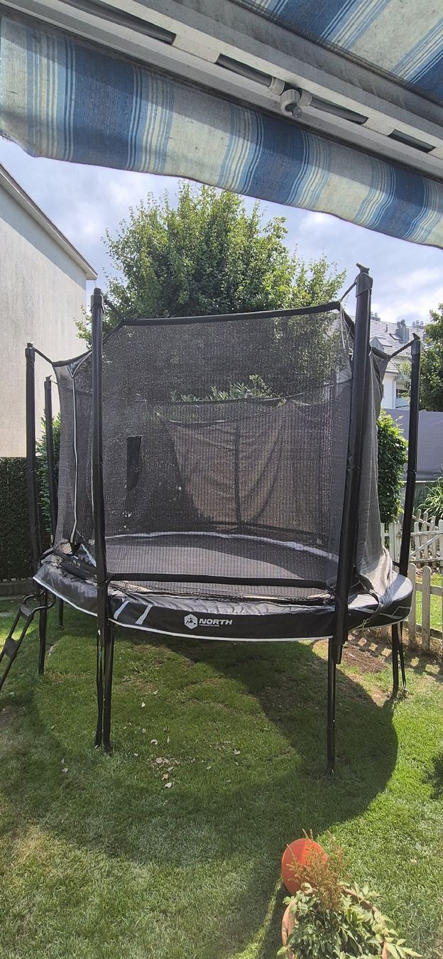 Trampoline: North Trampolin Explorer Oval 300 x 420 cm – Gebraucht aus Steinmaur von nimark79