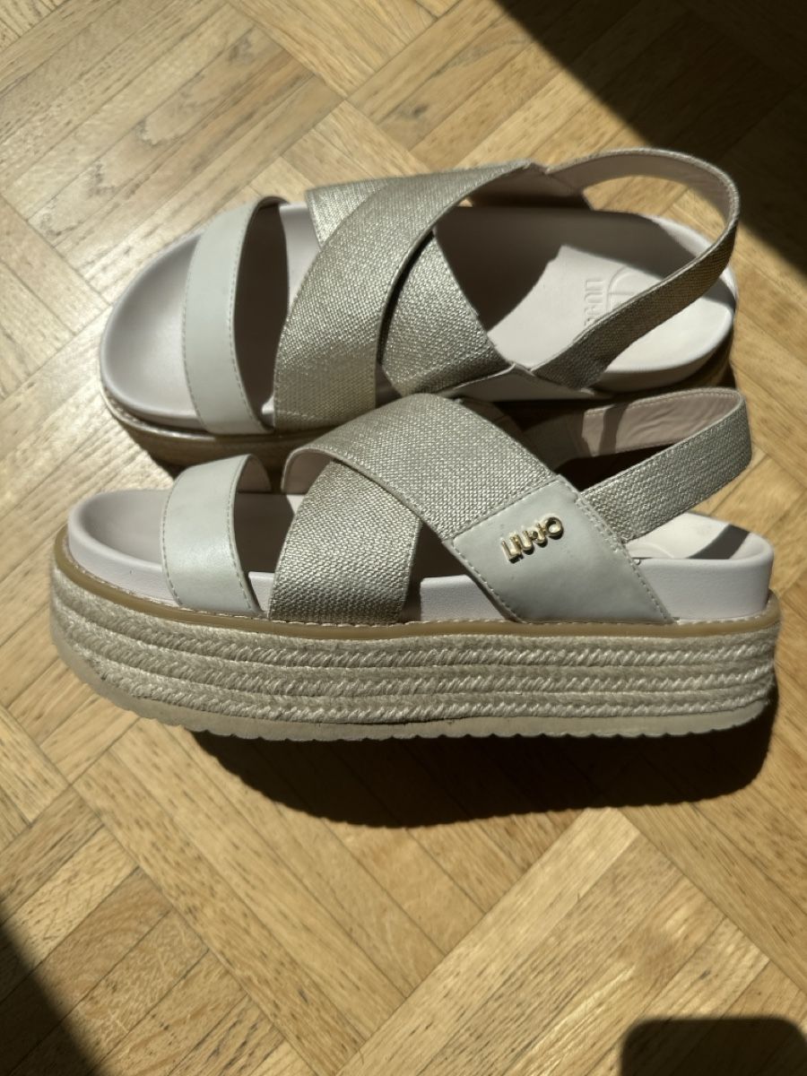 Damenschuhe: Liu Jo Plateausandelette weiss – Gebraucht aus Riedikon von Torino99 1