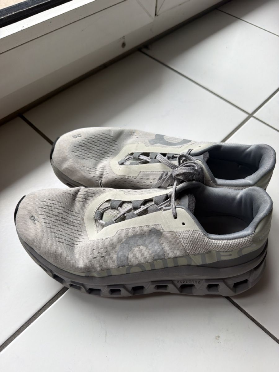 On Scarpe da uomo: On Cloudmonster gris 43 – Difettoso da Zürich venduto da Baff1 1
