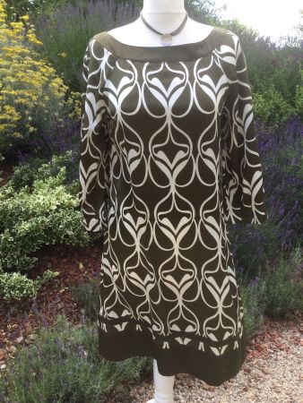 Robe satinée kaki motifs écru H&M, taille 36