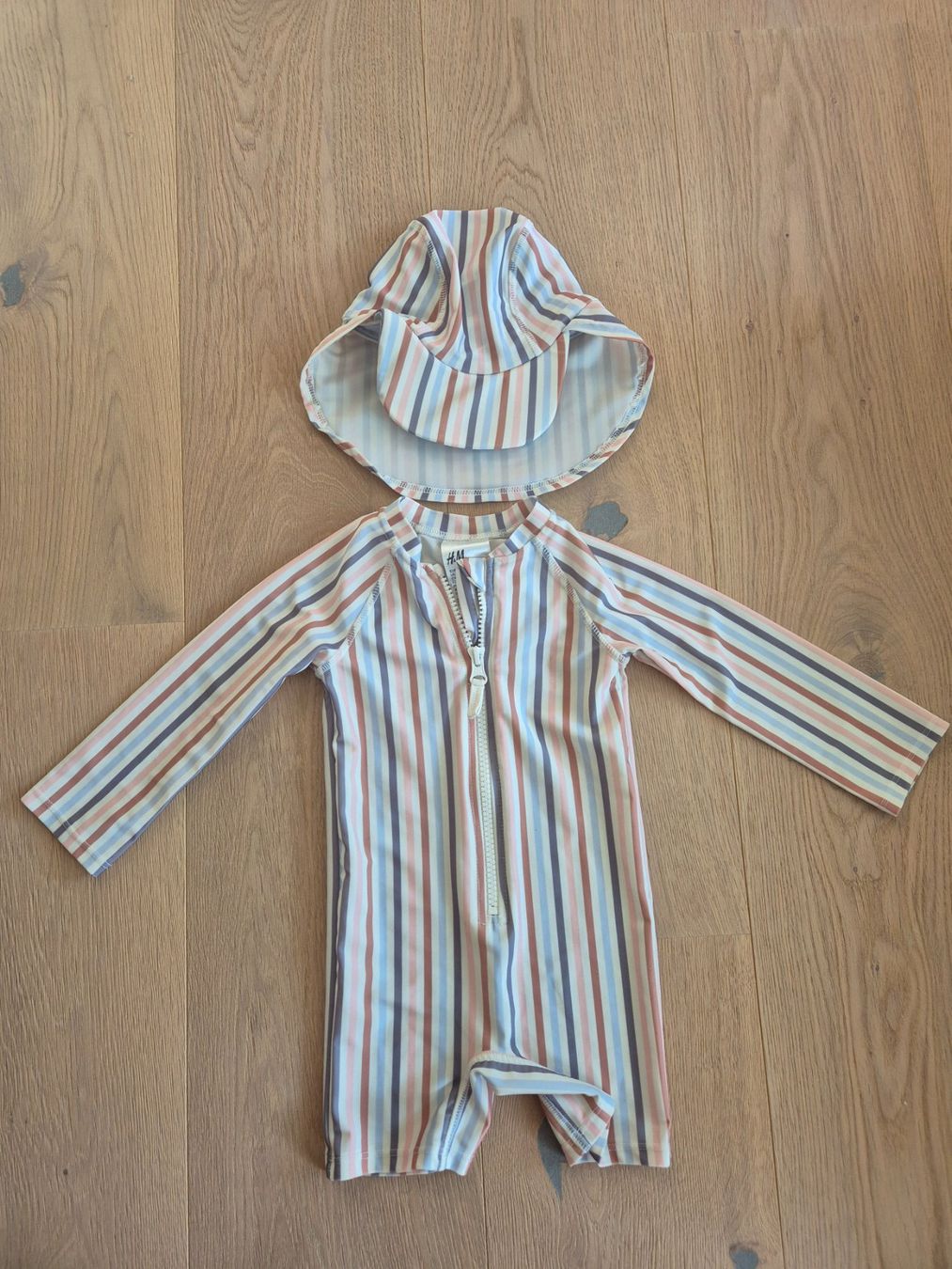 Badehosen & -kleider: Badeanzug mit Hut,Gr. 74/80, H&M – Gebraucht aus Goldau von simona.dettling