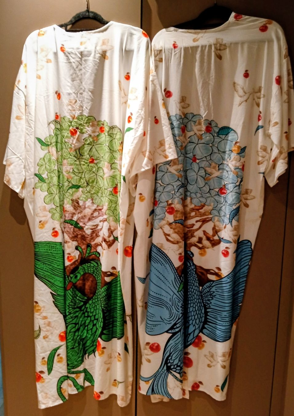 Internationale Kunst: 2 Kimonos dessins oiseaux vert/Bleu  – Neu (gemäss Beschreibung) aus Paradiso von NCLaurence