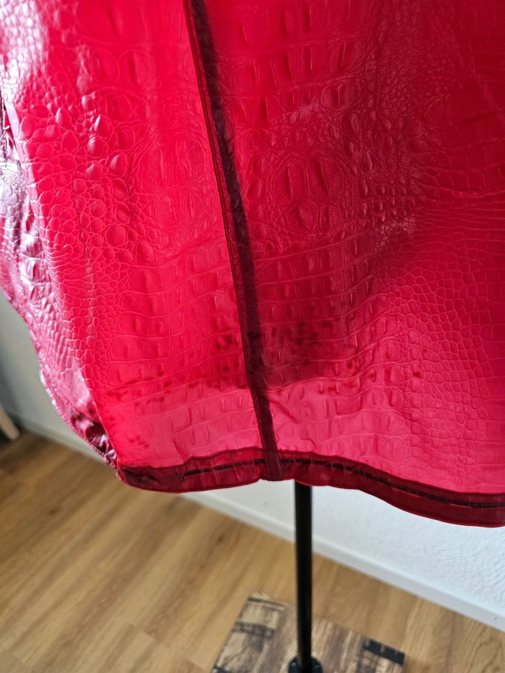 Replay Giacche: Replay Regenjacke Kroko-Optik Rot Gr. S mit Kapuze – Usato da Emmen venduto da Tumanovr 5
