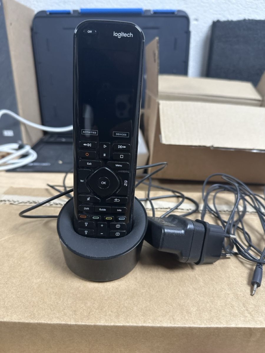 Logitech Telecomandi: Logitech Harmony Elite mit Hub & Zubehör – Usato da Kemptthal venduto da isable 1