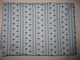 Baumwollstoff hellblau mit blauen Herzli und Streifen