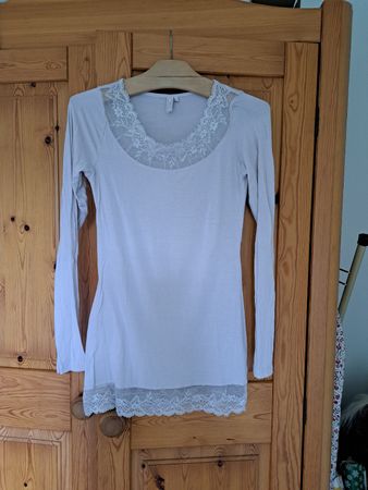 Cream Langarmshirt mit Spitze Grösse S neuwertig