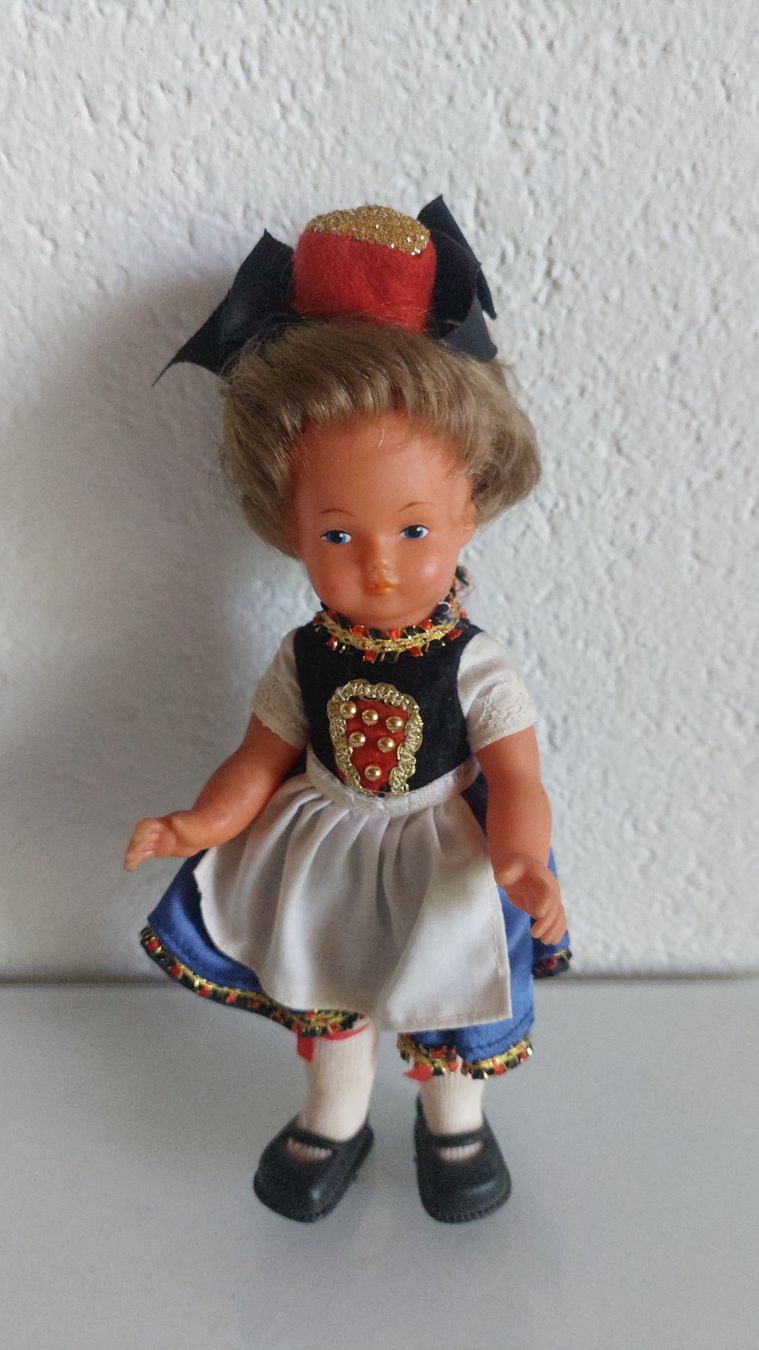 Poupées: Ältere Trachtenpuppe – D'occasion à Erlinsbach par pfunky