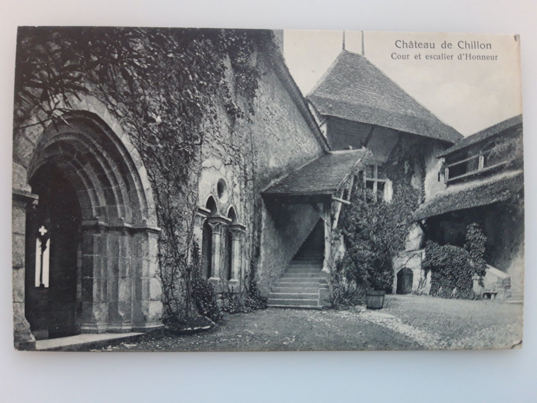 Cartoline postali: Chateau de Chillon Cour et escalier d'Honneur – Usato da Sargans venduto da nicsam1815