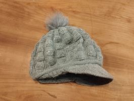 Graue Mütze – mit Sonnenblende und Bommel