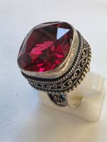 Fingerring mit leuchtend rotem Stein