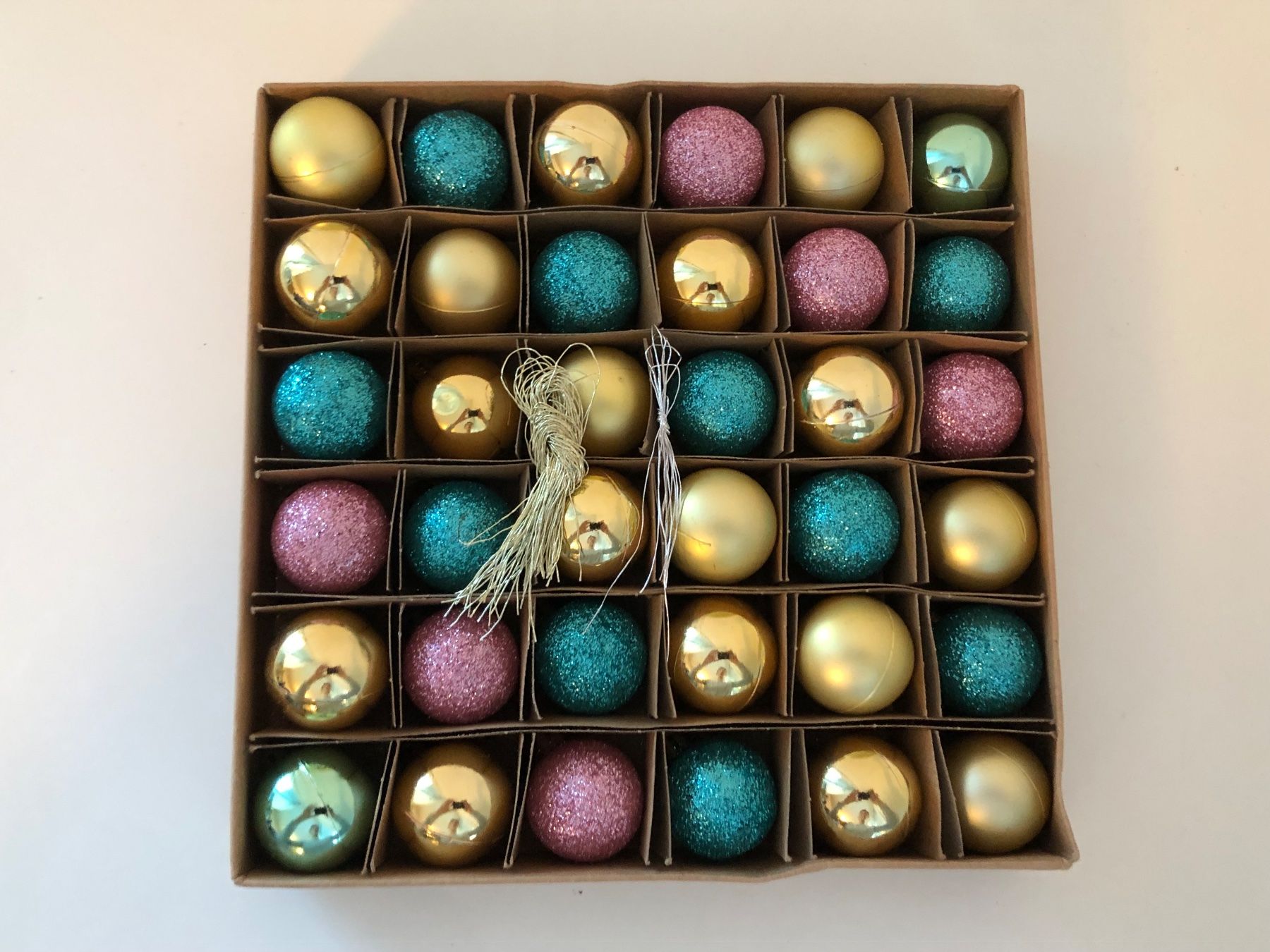 Tutte le decorazioni: 36 Stück Weihnachtskugeln, 5 verschiedene Sorten – Nuovo e nell'imballaggio originale da Wettingen venduto da Chnoelleli