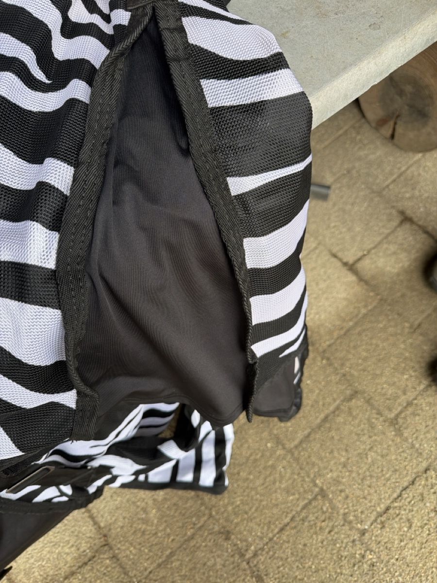Couvertures: Pferdedecke Thermo Master Zebra Grösse 155cm – Neuf (Voir description) à Zofingen par roki_ch 4