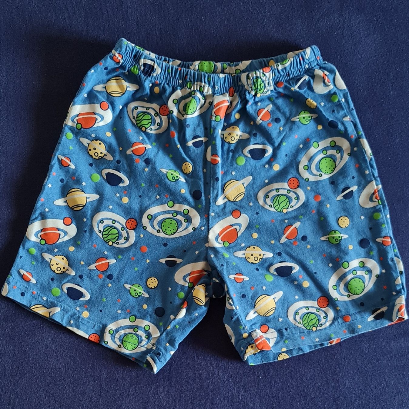 Pantaloni: Kindershorts Gr. 104 mit Planeten  – Nuovo (secondo la descrizione) da Lengnau BE venduto da Spahrtakus