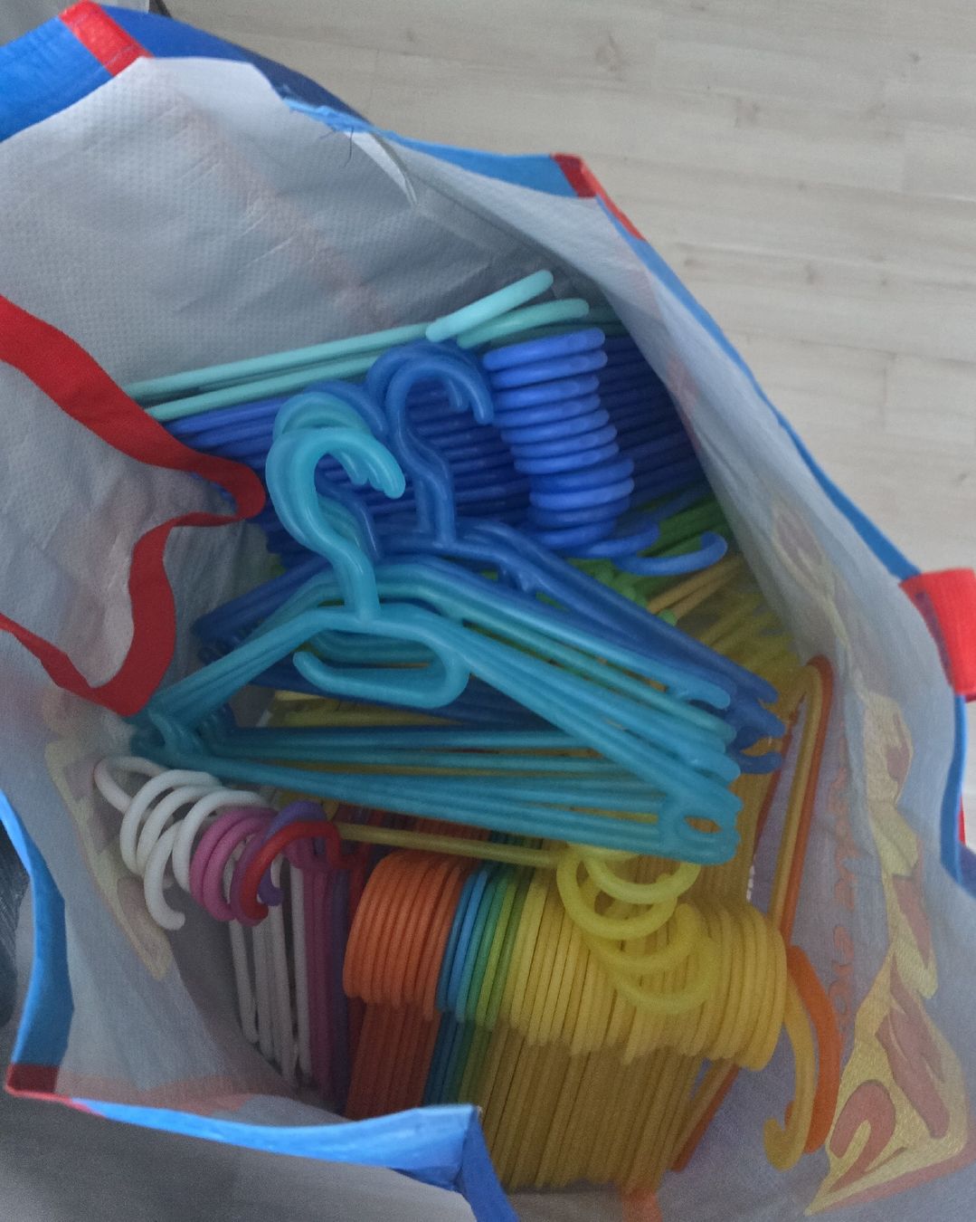 Appendiabiti: 89 Stk Kinderkleiderbügel – Usato da Murgenthal venduto da schnaeppli1.0