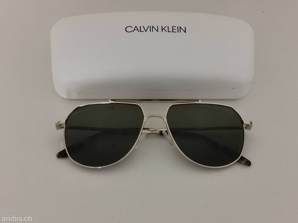 Calvin Klein Occhiali & Lenti: Lunettes de soleil Calvin Klein – Usato da Penthalaz venduto da Cortis