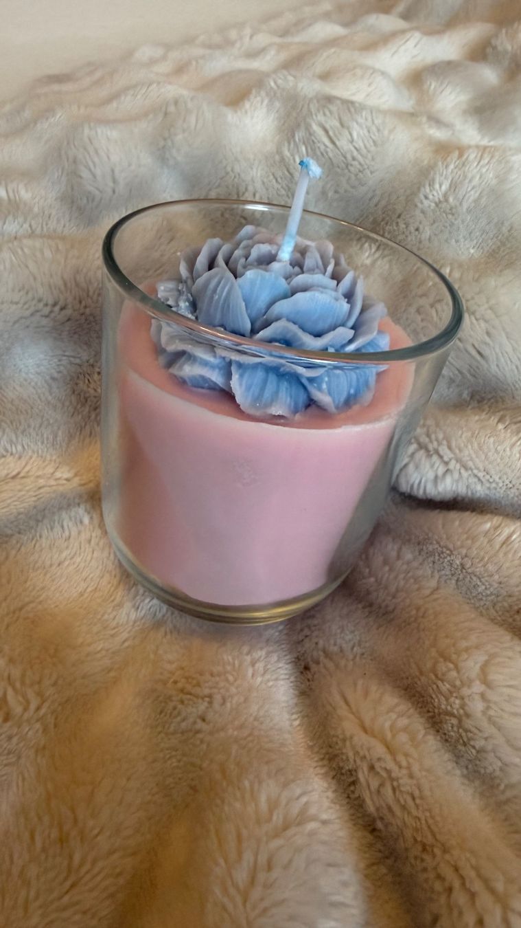 Kerzen: Duftkerze im Glas mit Blumenform hellblau rosa – Neu (gemäss Beschreibung) aus Küssnacht am Rigi von Steffen08 1