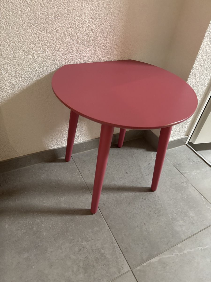 Tables: Table d'appoint ronde 45cm solide – D'occasion à Salvenach par gwenwywar