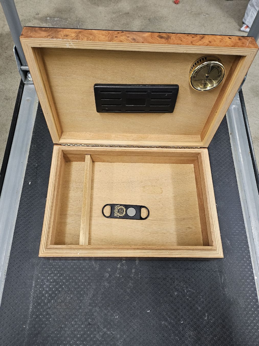 Humidor per sigari: Zigarren Humidor mit Hygrometer und Zigarrenschneider – Usato da St. Gallen venduto da Cocos_Ricardo 2