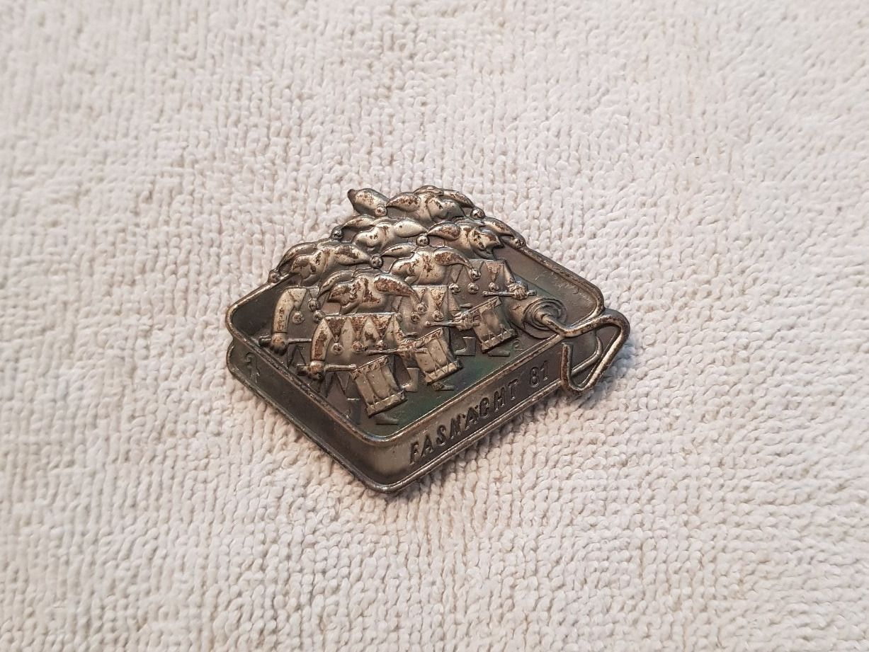 Placchette & Badge: Plakette Fasnacht Basel 1981 Silber – Usato da Liestal venduto da tonic