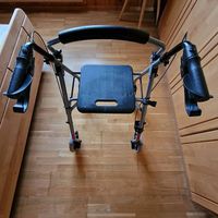 Rollator mit Sitzfläche und Korb