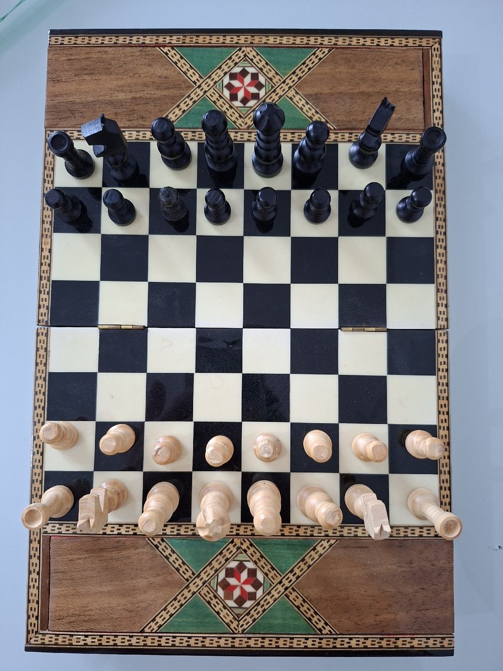 Giochi: Jeu d'échecs artisanal en bois - – Usato da Mézières VD venduto da Grymmjow1904 1