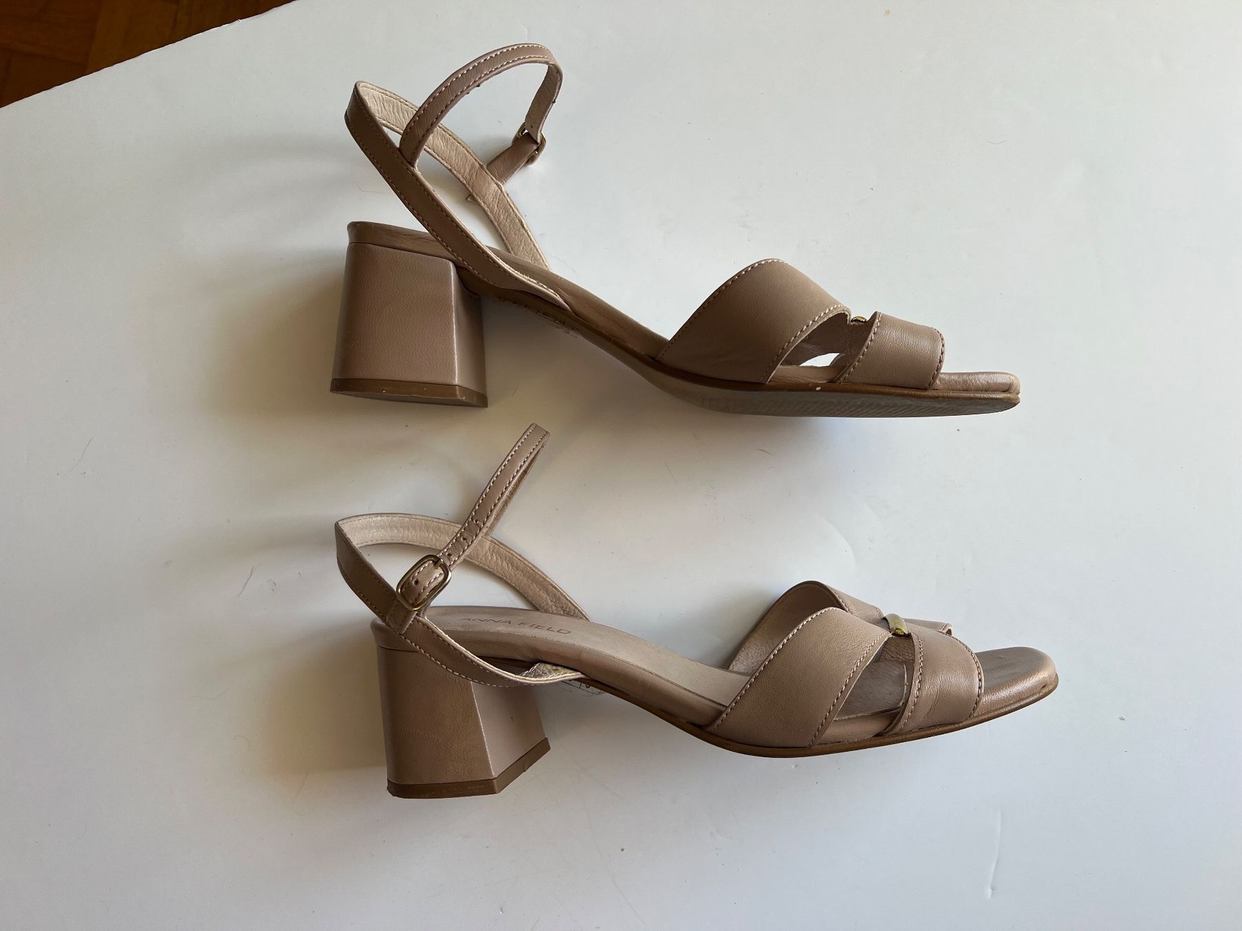 Scarpe da donna: Sandales nude et dorées 38 – Usato da Neuchâtel venduto da Thesebootsaremadeforwalking 1