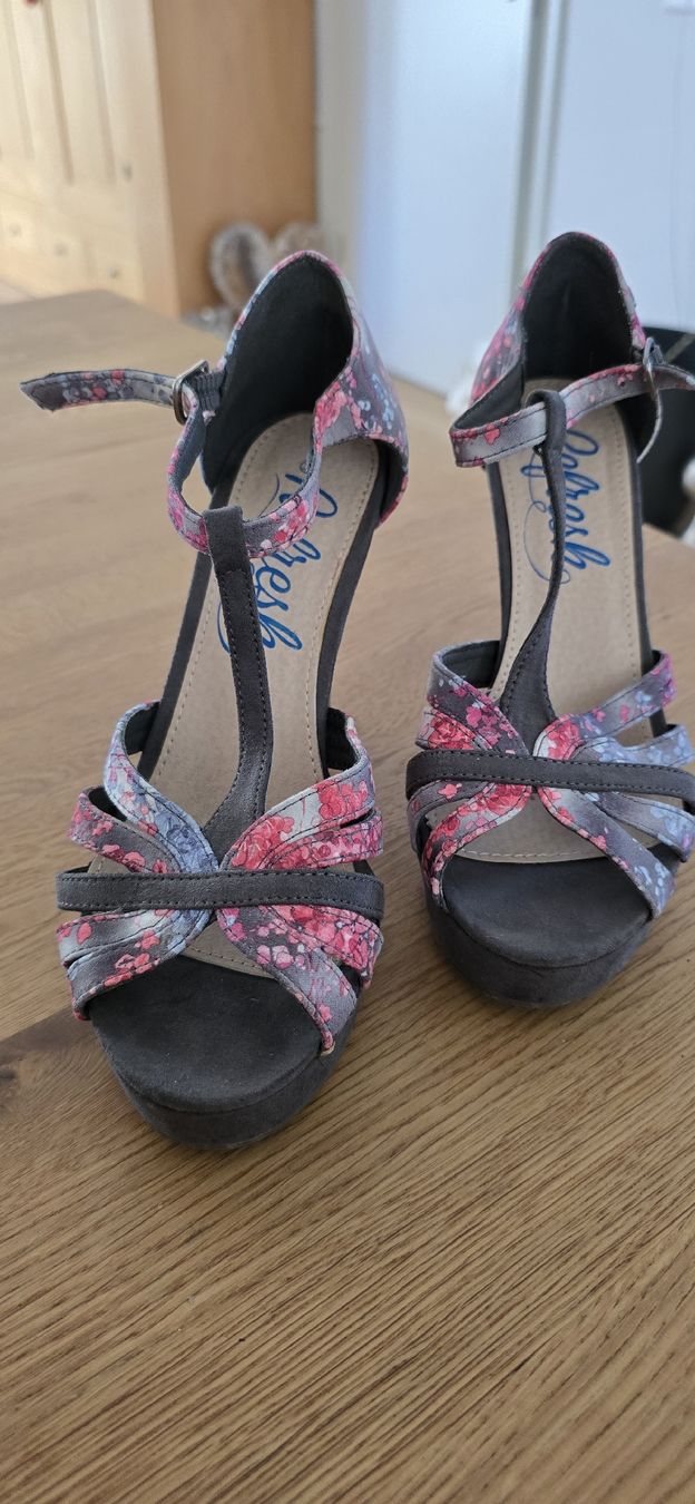 Scarpe da donna: Sandaletten Refresh mit Blumenmuster Grösse 37 gebraucht – Usato da Büsserach venduto da nic_wt7w