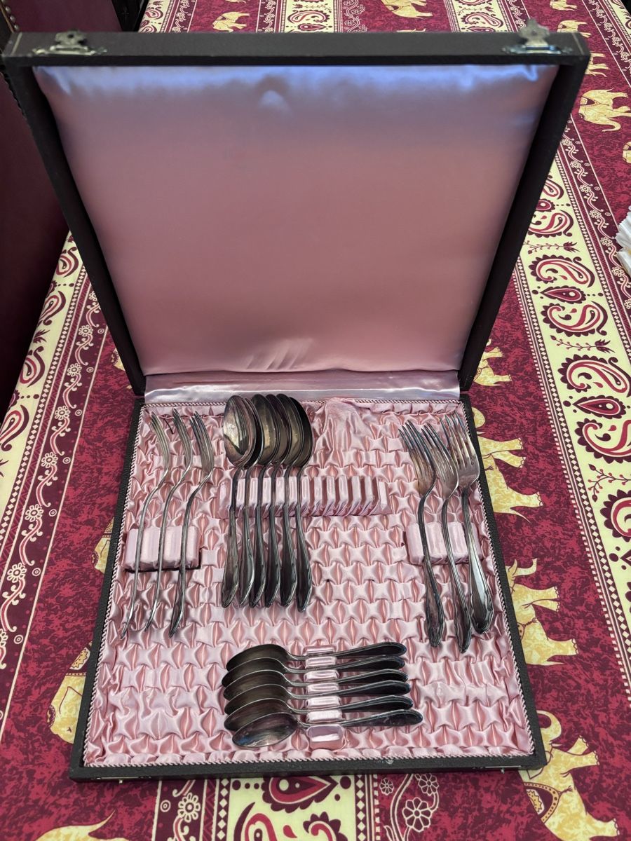 Geschirrsets: Argenterie années 1960 - 4 sets – Gebraucht aus Gland von Pyar0211