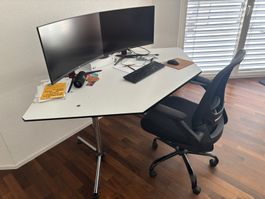 Weisser Eckschreibtisch / Bürotisch mit Chrombeinen