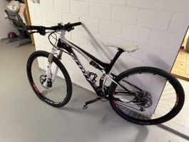 Mountainbike Scott Spark vollgefedert akzeptabel