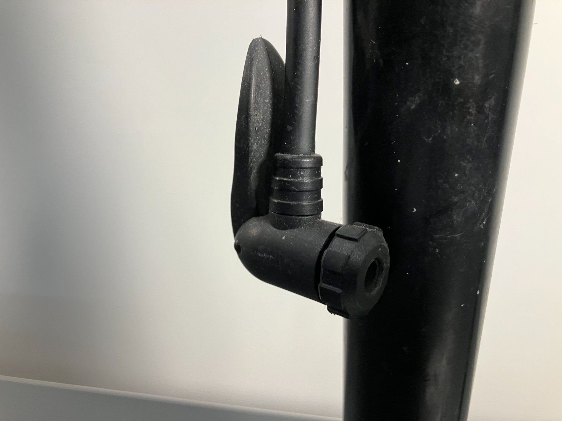Pumpen: gr. Luftpumpe mit Druckanzeige ab 1.- – Gebraucht aus Lichtensteig von Buy24International 2