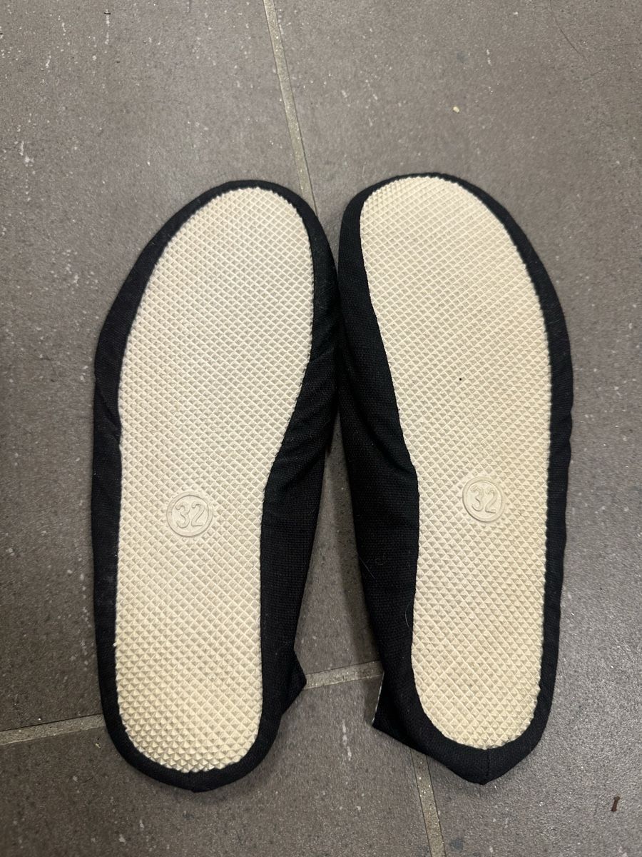 Scarpe per ragazzi: Neue Turntäppeli Grösse 32 – Nuovo (secondo la descrizione) da Busswil venduto da billib 1