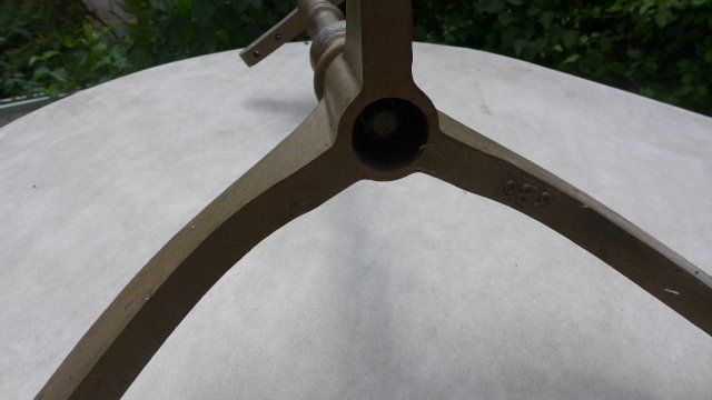 Tische: antiker runder Beizentisch mit Gussbein – Gebraucht aus Zürich von inf_gt6t 7