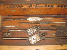 Antikes Gewindeschneidset Gewindebohrer Schneideisen