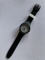 Swatch Chrono - Élégante montre noire et blanche!