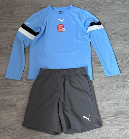 Torwarttrikot mit grauen Hosen