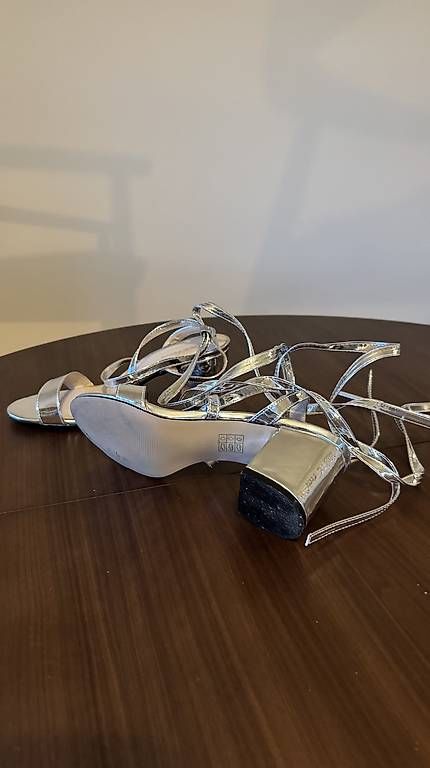 Damenschuhe: Sandalen mit Absatz, silber, 39 – Gebraucht aus Luzern von bar_v528 1