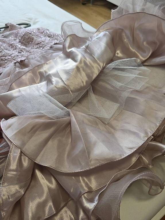 Vestiti: Ballkleid – Usato da Luzern venduto da mos_vvy7 1