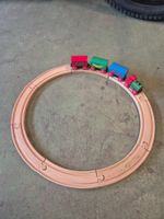 Holzeisenbahn BRIO mit Wagen und Schienen