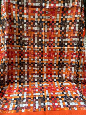 Carré Hermès Soie Neuf 90x90cm Orange Motifs Abstrait