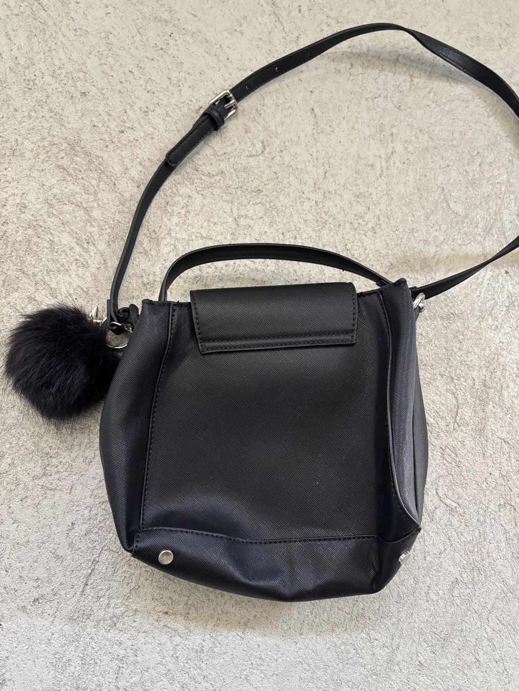 Taschen für Damen: Schwarze Damen Handtasche mit Riemen – Gebraucht aus Sonterswil von VD-Service 1