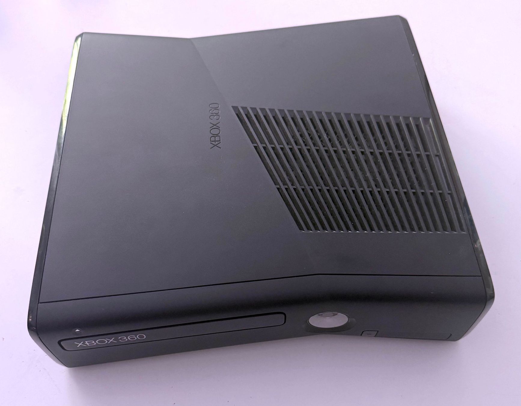 Microsoft Console: Xbox 360 S Slim 4GB Kinect Bundle – Usato da Zürich venduto da Ypar