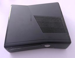 Xbox 360 S Slim 4GB Kinect Bundle