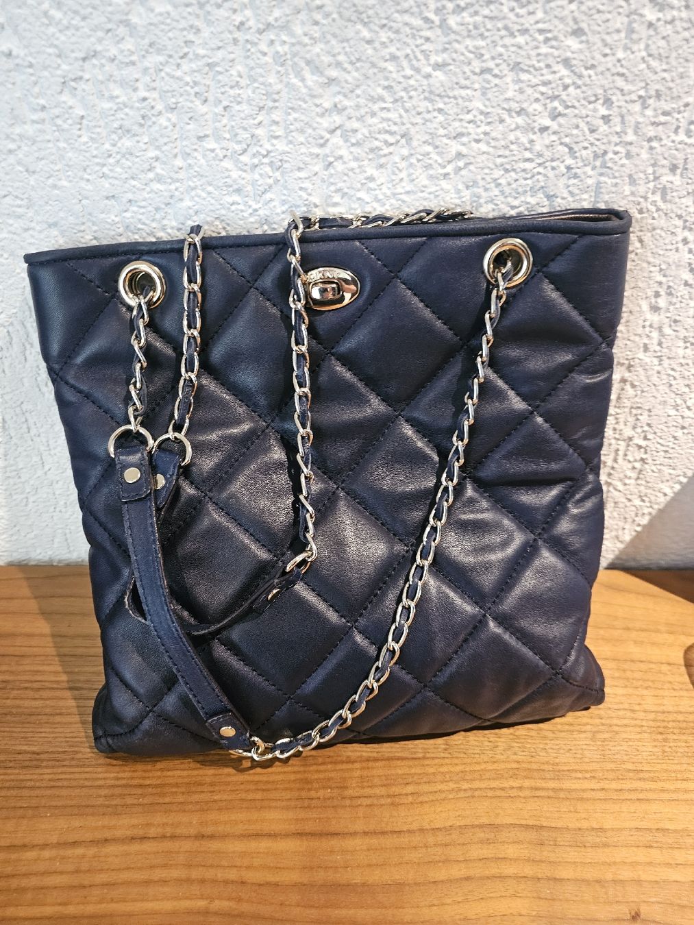 DKNY Taschen für Damen: 👜 DKNY Damenhandtasche – gesteppte Leder – Dunkelblau – Gebraucht aus Zunzgen von Fleksi