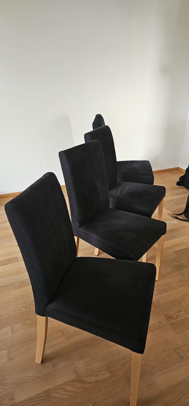 Chaises: 4 schwarze Stoffstühle mit hellen Holzbeinen – D'occasion à Illgau par smili2591