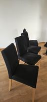 4 schwarze Stoffstühle mit hellen Holzbeinen